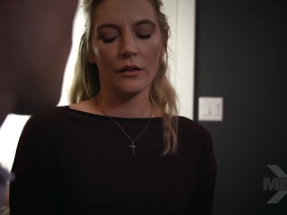 Luscious Screw Mona Wales Shows Off Her Tush